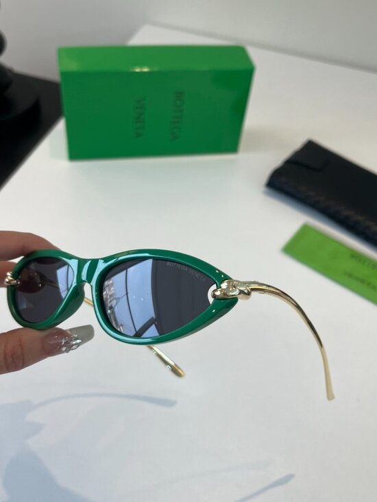 Bottega Veneta Retro Cat-Eye Green Sunglasses with Metal Knot Detail main image 7